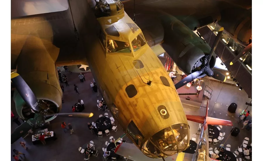 Service Roundtable members and partners attend an evening event