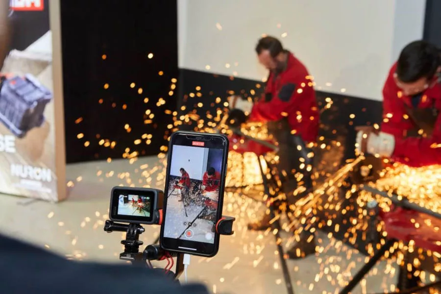 Hilti guests try out the tools in the Nuron platform. 