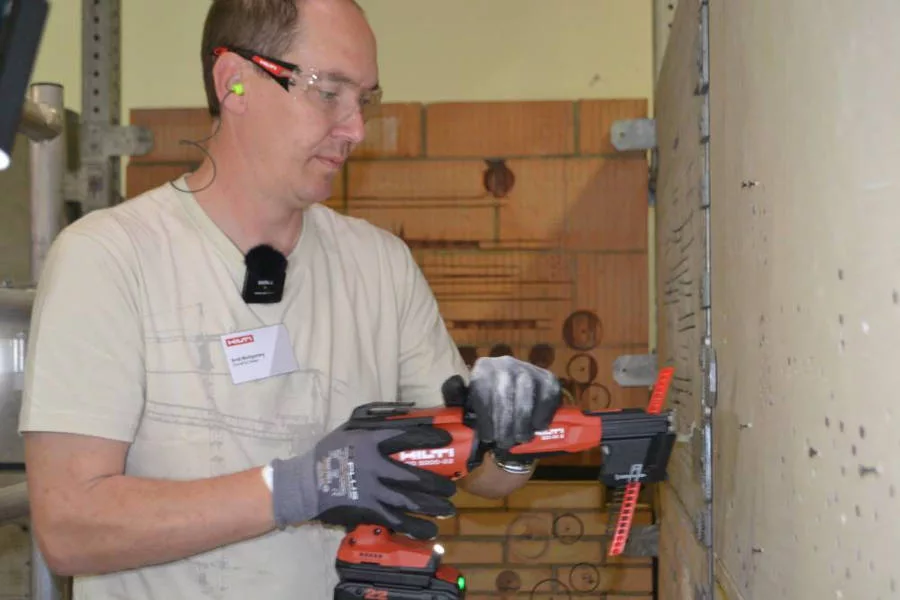 Hilti guests try out the tools in the Nuron platform.