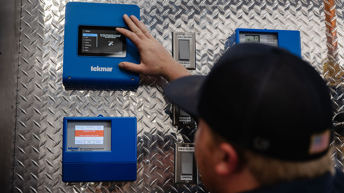 A PSI technician establishes a web connection on the tekmar Smart Boiler Control 294.