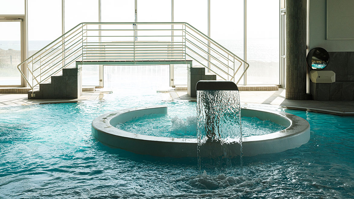 A 400 square-meter Marine Course with a water fountain in the center.