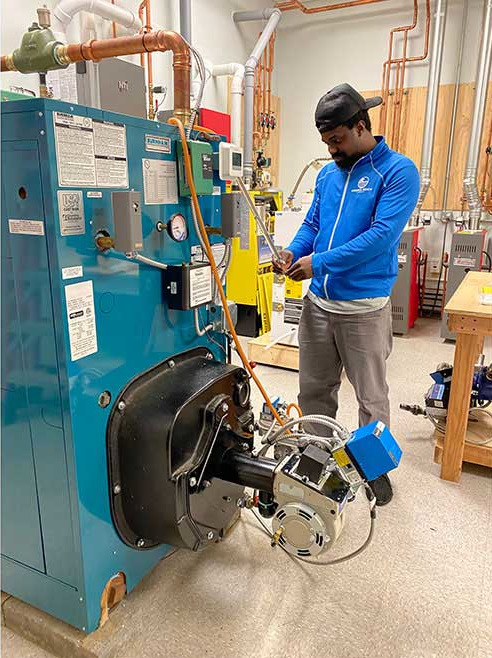 Kadeem, a student at PPATEC, is working in the lab.