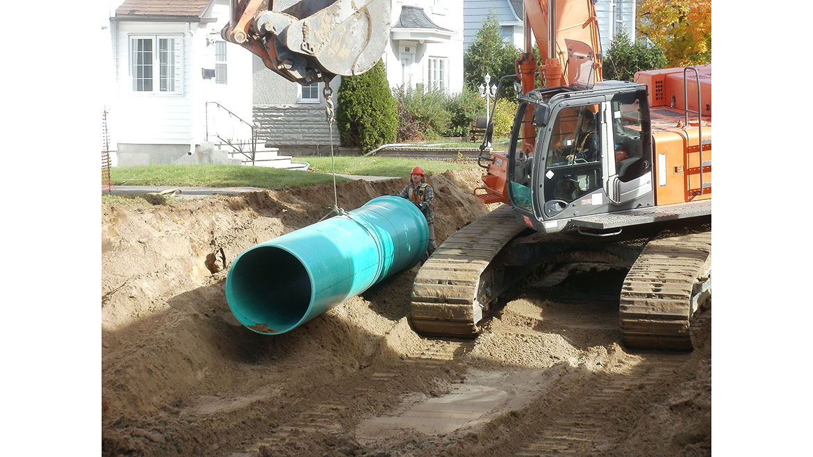  A work crew installs IPEX’s Enviro-Tite DR35 42” pipe.