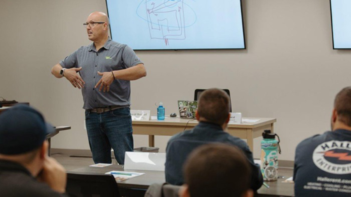 Dave Holdorf leading a hydronics class at PPATEC